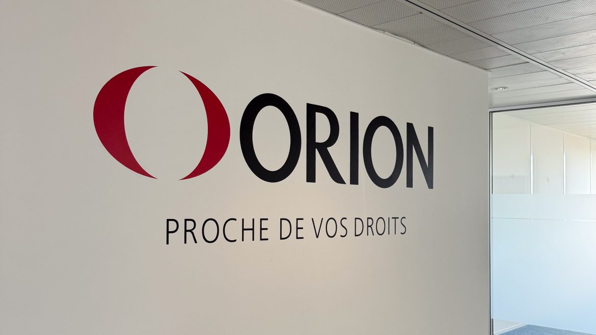 Autocollant Lausanne Orion,autocollant,Lausanne,autocollants frost,signalétique,découpe autocollant