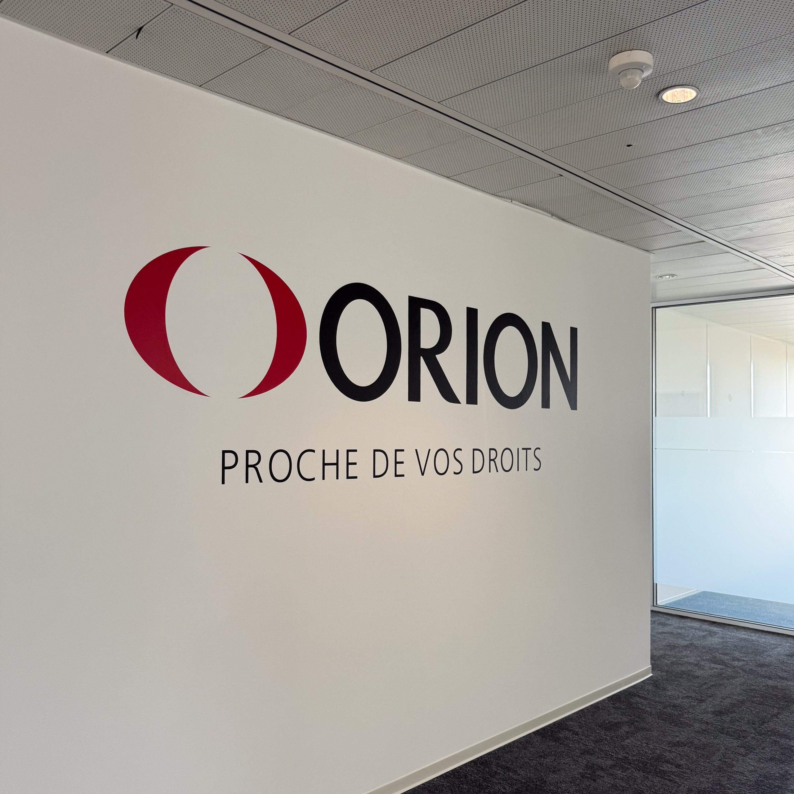 Autocollant Lausanne Orion,autocollant,Lausanne,autocollants frost,signalétique,découpe autocollant