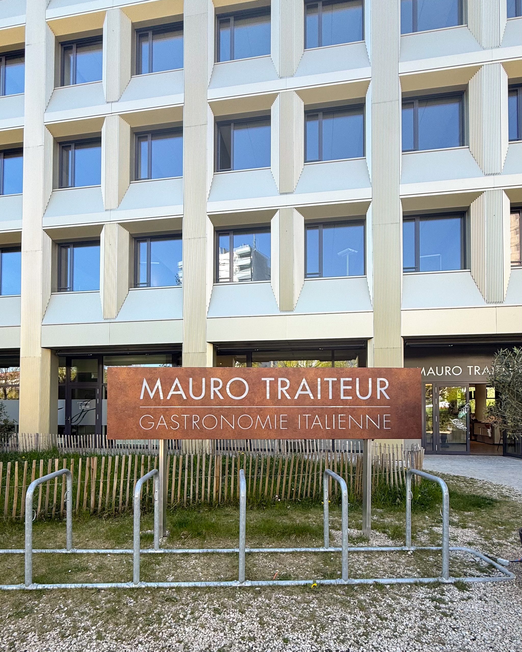 Enseigne lumineuse - Lausanne Lausanne,Signalétique,Autocollant,Enseigne lumineuse,mauro traitors