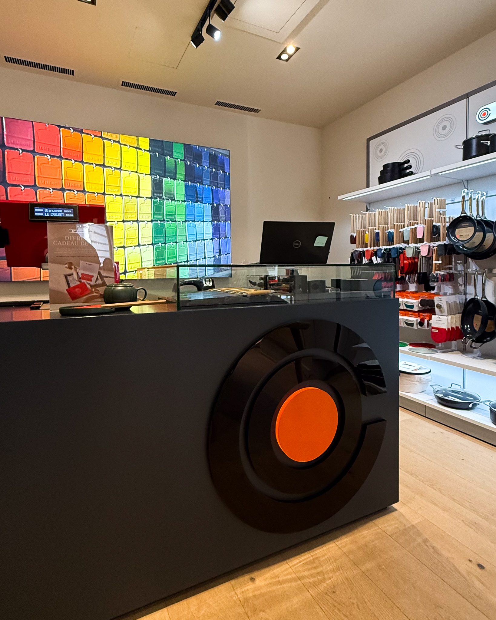 Signalétique, enseigne et impression grand format pour Le Creuset Lausanne. le creuset lausanne,Signalétique,Autocollant